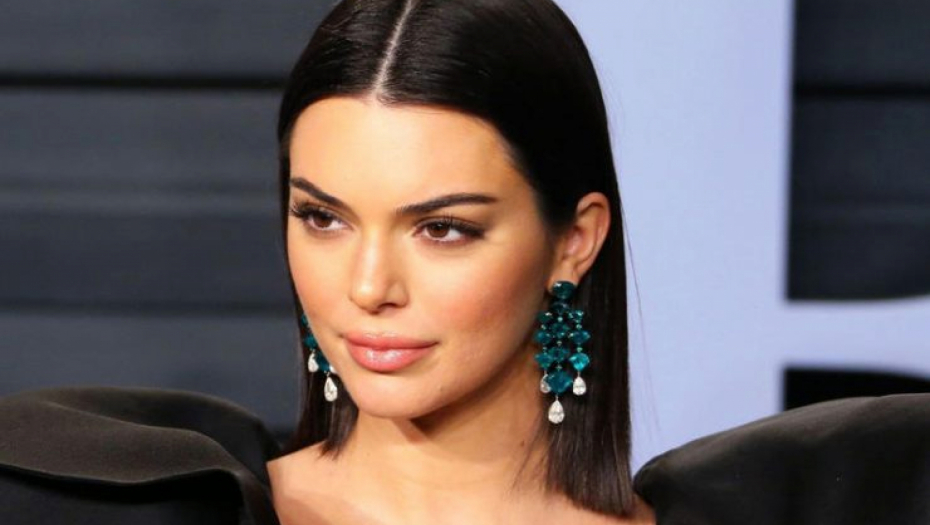 OTVARA LICE I ISTIČE JAGODICE Trik poznatog stiliste kako se pravi frizura, koja podmlađuje bolje od fejsliftinga