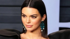 OTVARA LICE I ISTIČE JAGODICE Trik poznatog stiliste kako se pravi frizura, koja podmlađuje bolje od fejsliftinga