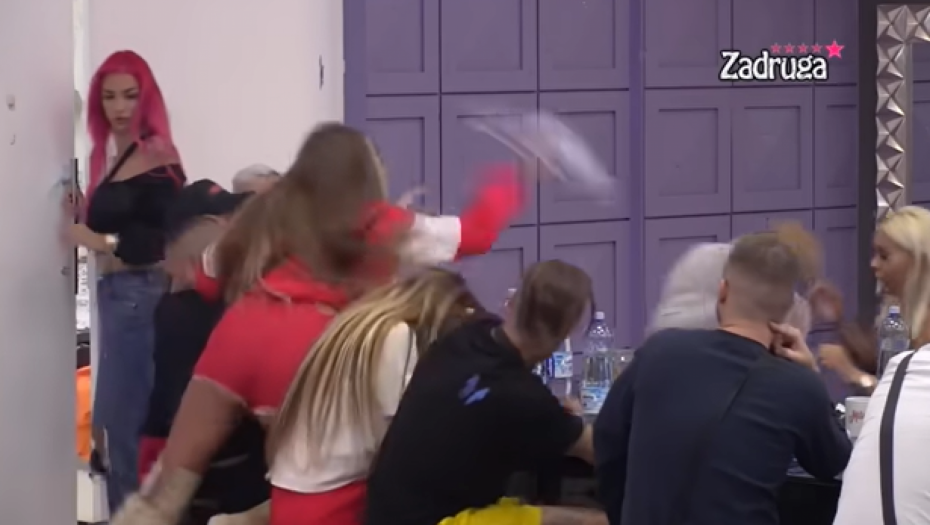 DALILA GAĐALA DEJANA FLAŠAMA Dragojevićka pobesnela zbog njegovih reči, cimeri nisu mogli da je smire