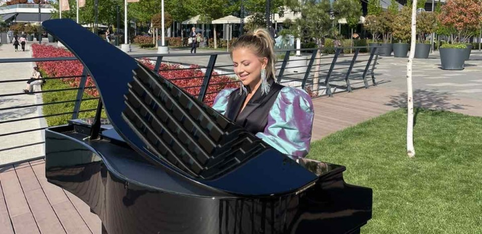 ANDRIJANA ARLEN SNIMILA "POBEDNIČKI MARŠ" Premijera kompozicije i spota pijanistkinje u čast prohujalih vremena i pobede (FOTO/VIDEO)