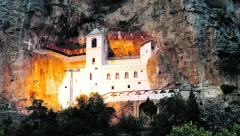 SUTRA SLAVIMO SVETOG VASILIJA OSTROŠKOG Mnogi veruju ako uradite samo jedno bolest će biti "kao rukom odnesena"