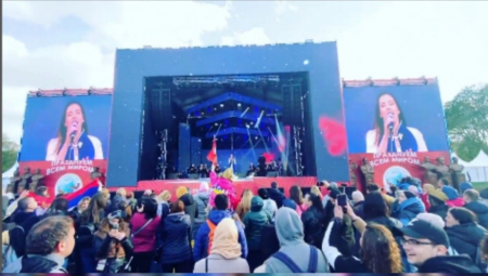 VESELI SE SRPSKI RODE Danica Crnogorčević dobila ovacije u Moskvi na Dan pobede (VIDEO)