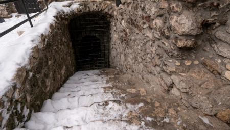 U PODRUMU SU OTKRILI TAJNI ZID Ono što se krilo iza njega potpuno ih je šokiralo!