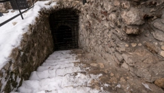 U PODRUMU SU OTKRILI TAJNI ZID Ono što se krilo iza njega potpuno ih je šokiralo!