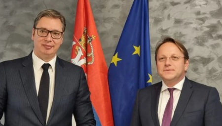 PREDSEDNIK SRBIJE U RADNOJ POSETI BRISELU Vučić se sastao sa Varheljijem (FOTO)