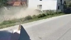 KAMERA SVE SNIMILA Prešao preko kolovoza, polomio čitav voćnjak i zalepio se uz zid kuće - neverovatna saobraćajka kod Guče (VIDEO)