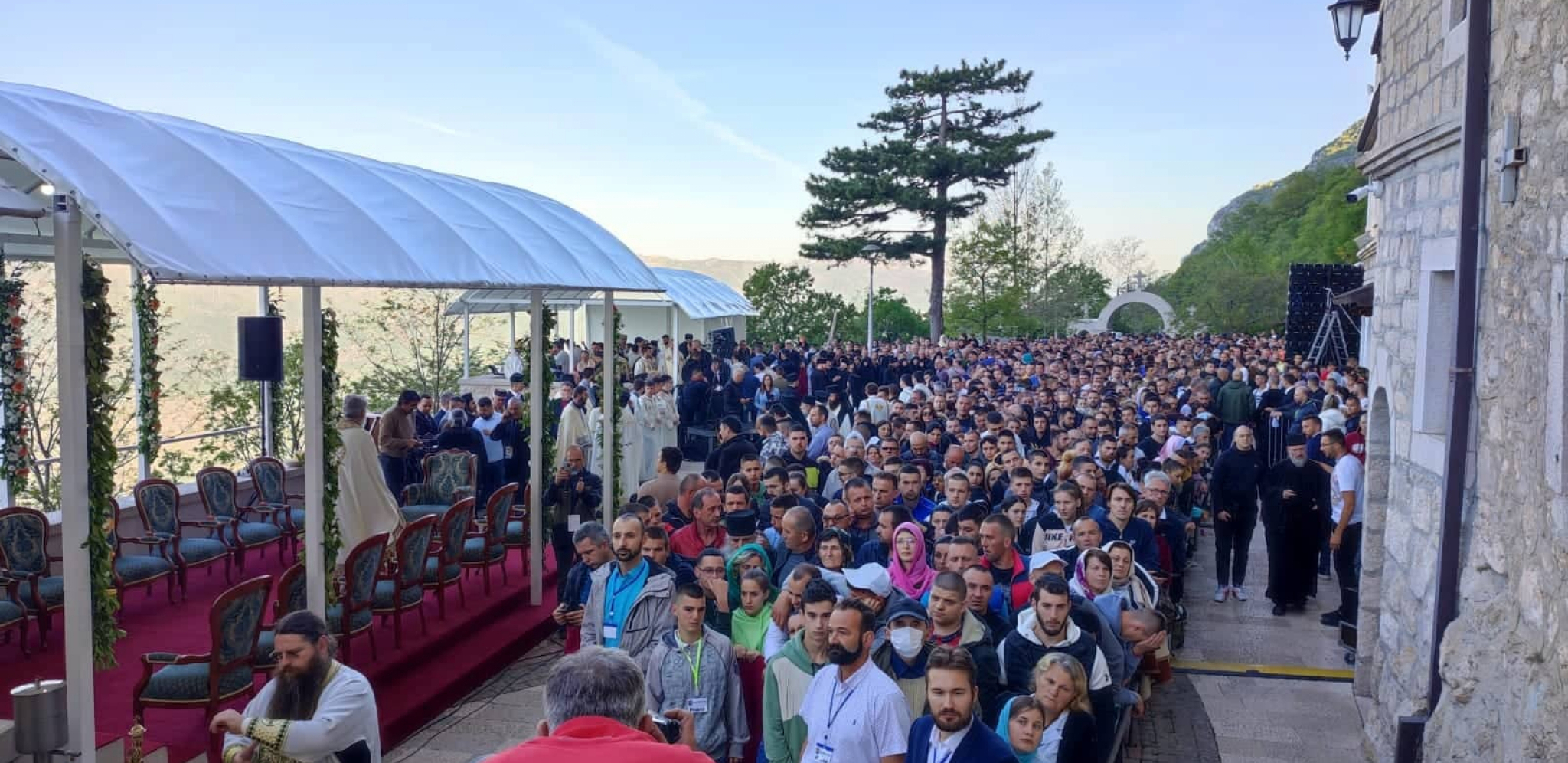 ALO! NA LICU MESTA U Ostrogu se obeležava praznik Svetog Vasilija Čudotvorca, patrijarh Porfirije drži liturgiju (FOTO/VIDEO)
