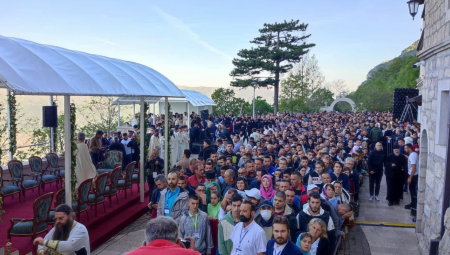 ALO! NA LICU MESTA U Ostrogu se obeležava praznik Svetog Vasilija Čudotvorca, patrijarh Porfirije drži liturgiju (FOTO/VIDEO)