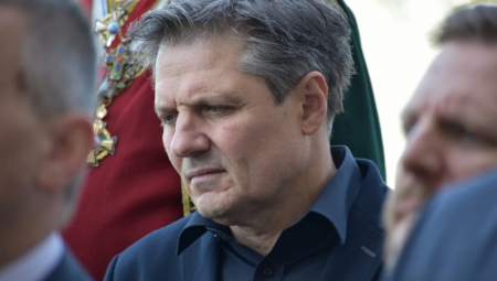 HILJADE LJUDI OBELEŽAVA SVETOG VASILIJA Poznati srpski glumac prisustvuje liturgiji u Ostrogu (FOTO/VIDEO)