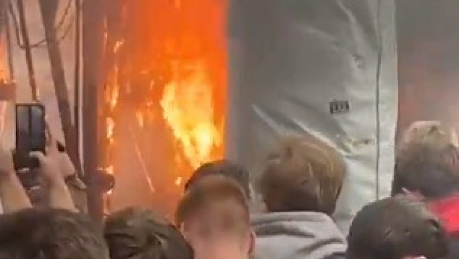 PLAMEN U CENTRU AMSTERDAMA Navijači Ajaksa proslavili titulu (VIDEO)