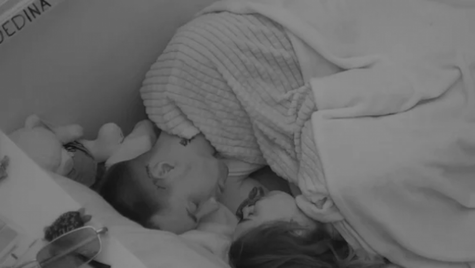 PALA VRELA AKCIJA Mina i Mateja se prepustili intimnim dodirima ispod pokrivača, sve pucalo od strasti (VIDEO)