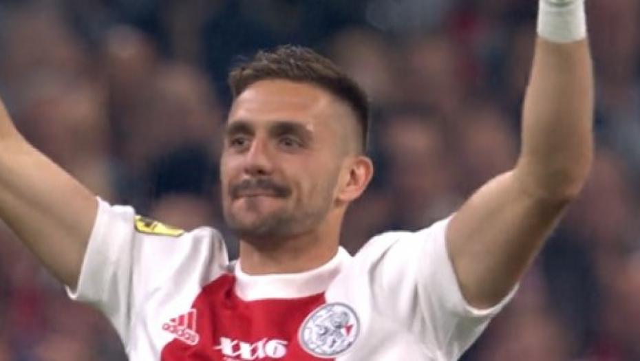 TADIĆ JE SIMBOL AJAKSA Ko je još ovo doživeo? Ceo stadion pevao Srbinu (VIDEO)