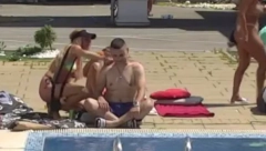 PALI PRVI DODIRI Marijana ispipala Bebicu pred svima, on se topio u njenim rukama (VIDEO)