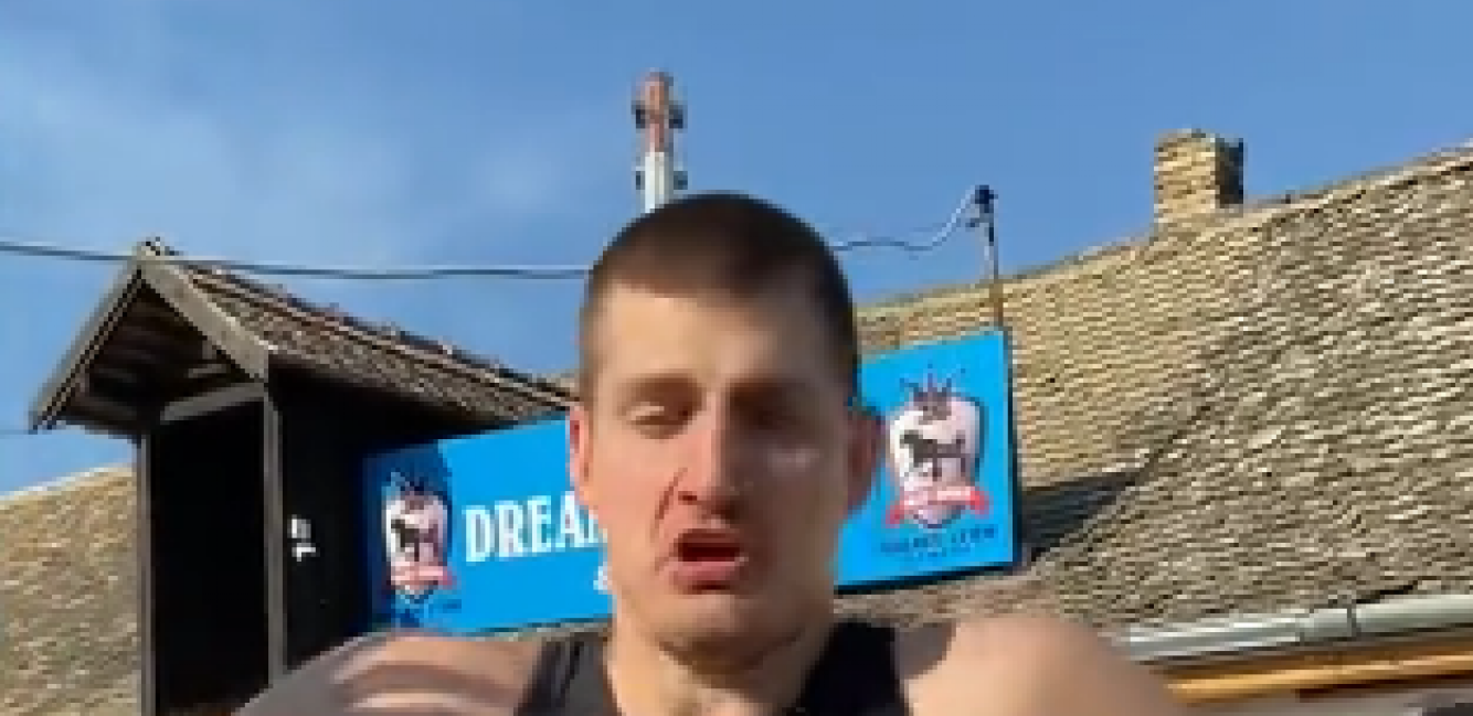 IZRAZ LICA SVE GOVORI Šok za Nikolu: Drugovi polili Jokića, on pobegao u štalu (VIDEO)