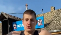 IZRAZ LICA SVE GOVORI Šok za Nikolu: Drugovi polili Jokića, on pobegao u štalu (VIDEO)