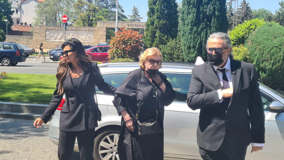 MIŠA HOĆE DA NAS OSTAVI BEZ IČEGA Nikolina Pišek odgovorila na optužbe svekra da mu je tražila novac nakon sahrane, rat se nastavlja