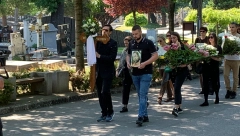 TUŽNA POVORKA I PESMA "JA BEZ TEBE NE MOGU DA ŽIVIM" Evo na kojem mestu će biti sahranjen Vidoje Ristović, otac i majka skrhani od bola