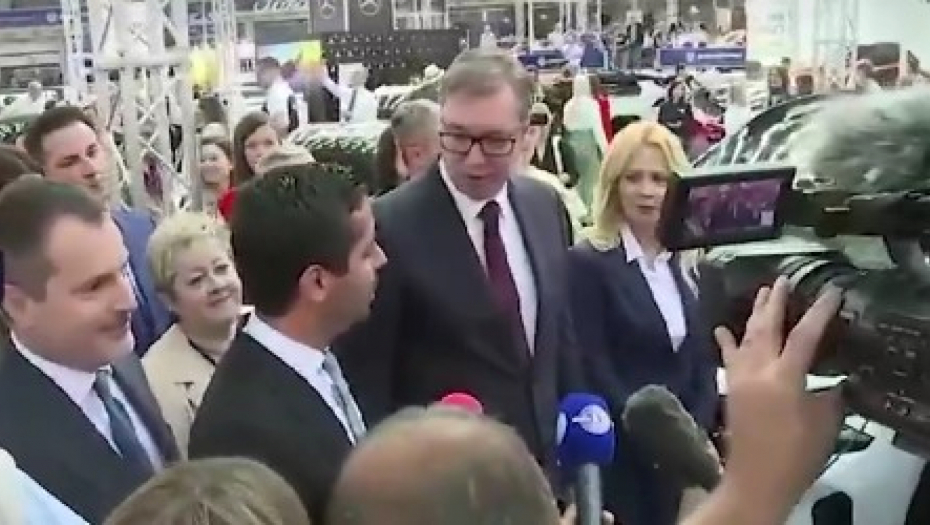 TOMO, JE L’ TI TO TERAŠ?! Vučić i Momirović napravili šou na Sajmu automobila, a onda je ministar otkrio koliko stara kola vozi