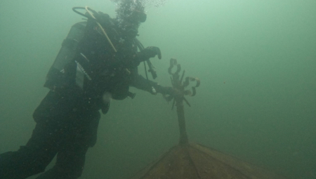 ČUDO U POTOPLJENOJ CRKVI Ronioci tvrde da sveća stoji uspravno pod vodom, a ikone netaknute