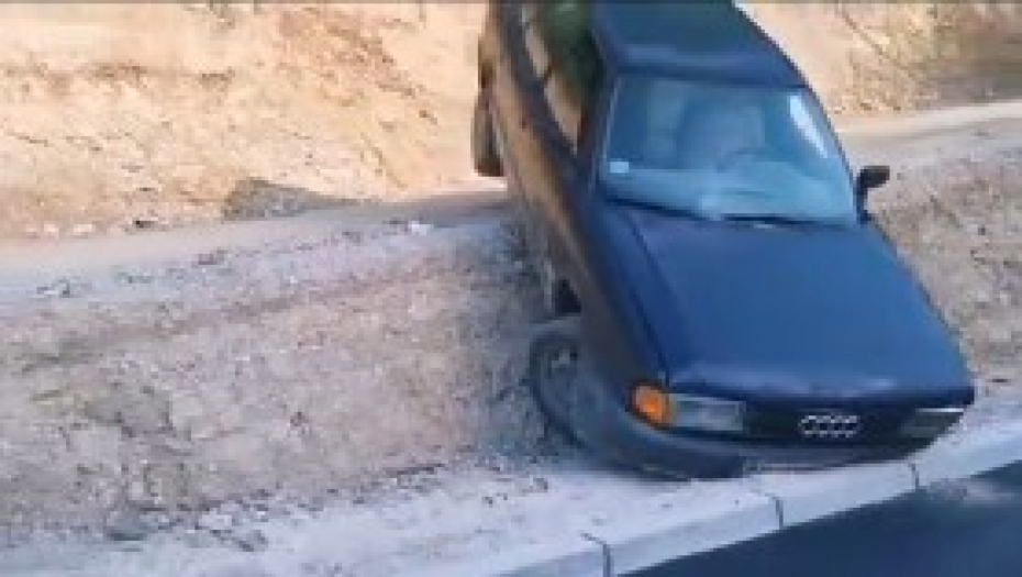 ŠTA JE OVO LJUDI MOJI? Snimak neverovatne saobraćajke u Novom Pazaru nema ko nije hteo da slika (VIDEO)