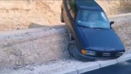 ŠTA JE OVO LJUDI MOJI? Snimak neverovatne saobraćajke u Novom Pazaru nema ko nije hteo da slika (VIDEO)