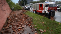 SABLASNI OLUJNI VETAR POKOSIO MOSKVU Za dan oštetio 35 automobila i oborio oko 40 stabala