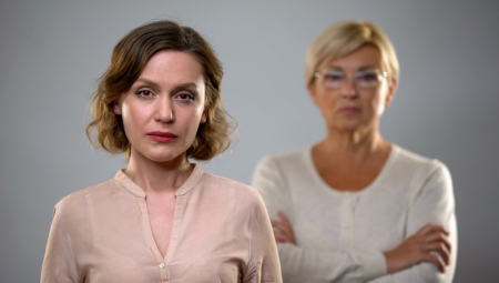 "SIN MI JE U INOSTRANSTVU, A ONE ME TUKU SVAKOG DANA" Srpkinja u pismu ispričala šta joj rade snaja i unuke, BOLNO