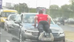 HIT SCENA KOD BEOGRADSKOG SAJMA Muškarac leži na haubi usred gužve dok pored njega prolaze automobili (VIDEO)