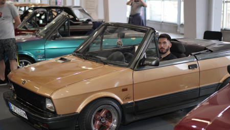 (NE)ZABORAV Kragujevačka Zastava se ponovo zavijorila na Sajmu automobila u Beogradu ali je vetar slab: Jugići i stojadini u voznom stanju