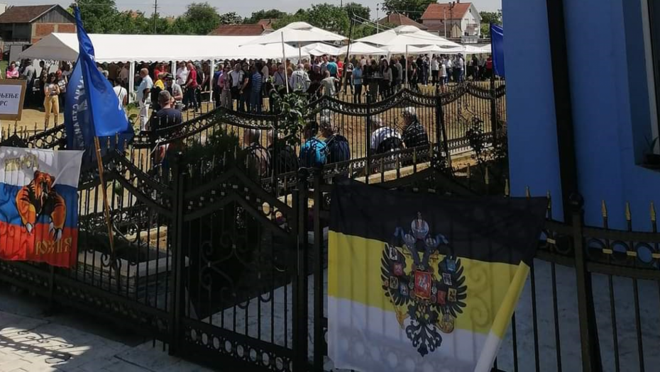 PEČENI VO I ČETNIČKE PESME Radikali napravili pravu žurku u Hrtkovcima (VIDEO)