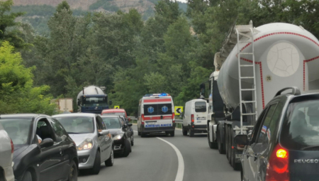 DETALJI SAOBRAĆAJNE NESREĆE KOD LAPOVA Automobil se zabio u bankinu, evo u kakvom su stanju putnici!