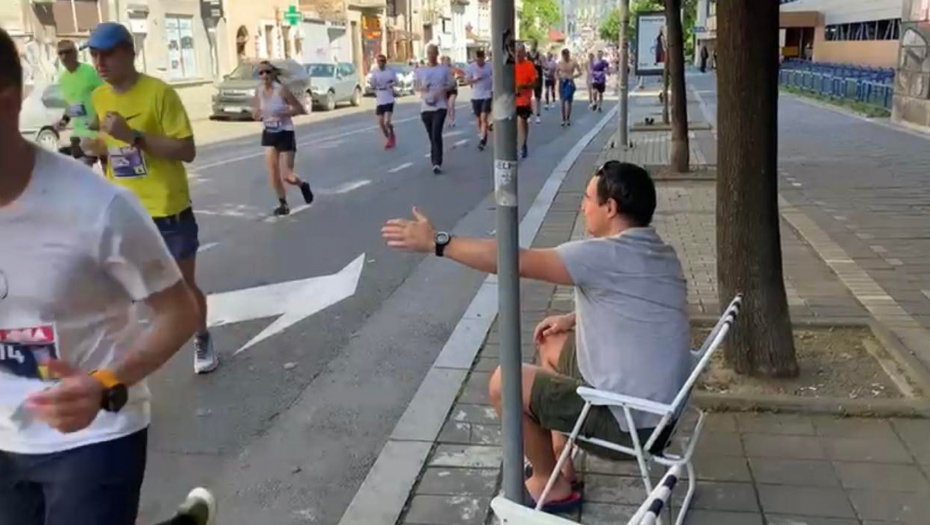 NAJJAČA PODRŠKA ZA TRKAČE Stolica, sedenje i sjajna maratonska priča