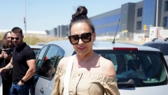 U NJENA STOPALA SVI GLEDAJU Ceca sletela u Beograd, pevačica potpuno bez šminke, a samo papuče na njoj koštaju 1.100 evra (FOTO)