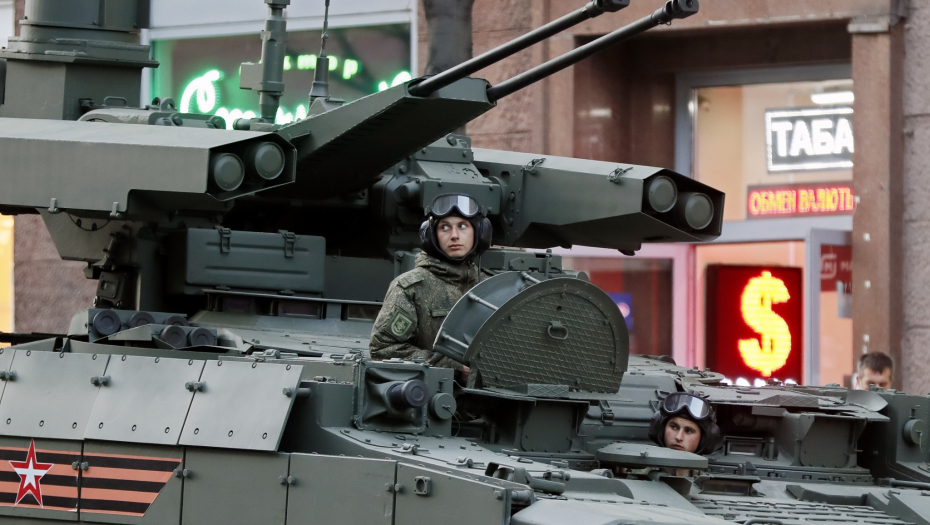 RUSKI TERMINATORI STIGLI U DONBAS Snimljeni kako jure kroz Severodonjeck (VIDEO)