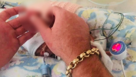 MISLILI SU DA NEĆE PREŽIVETI Beba rođena u 23 nedelji, imala je manje od 500 grama, a njena šaka je bila veličine nokta njenog oca (FOTO)
