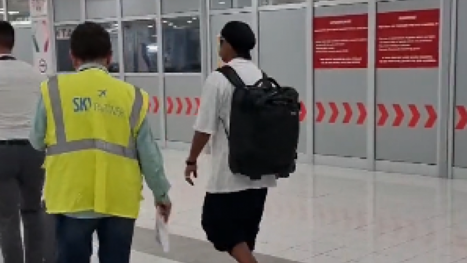 IZNENAĐENJE NA TESLI Veliki Ronaldinjo stigao u Beograd (VIDEO)
