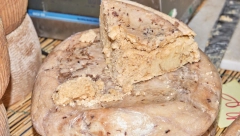 NAJOPASNIJI SIR NA SVETU Služi se sa larvama, njegova proizvodnja i konzumiranje su ilegalni, ali on se i dalje služi u ovoj zemlji