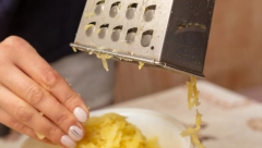 RENDANJE SIRA VAM ZADAJE MUKU? Uz ovaj trik vaša kuhinja više neće biti u neredu