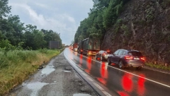 JEZIVA SAOBRAĆAJNA NESREĆA NA PUTU SA ZLATIBORA KA UŽICU Žestok sudar kamiona i automobila, vozila uništena (FOTO)