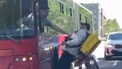 PRŠTALE PESNICE U CENTRU BEOGRADA Obračun zbog saobraćaja, tuča dostavljača i vozača GSP (VIDEO)