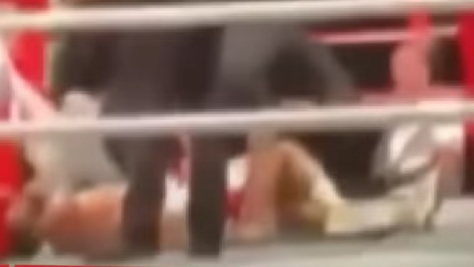 SAMO SE SRUŠIO U RINGU Nepobedivi bokser preminuo tokom meča (UZNEMIRUJUĆE SCENE)