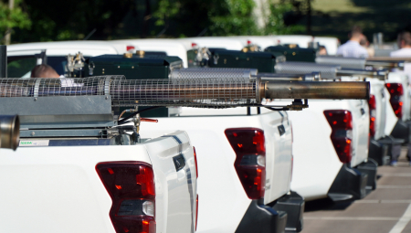 NAPADNUTI RADNICI "GRADSKE ČISTOĆE" DOK SU PRSKALI KOMARCE Stanari s Zvezdare ih gađali sa krova