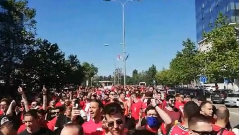 Navijači Zvezde i Olimpijakosa zajedno pevaju u Beogradu (VIDEO)