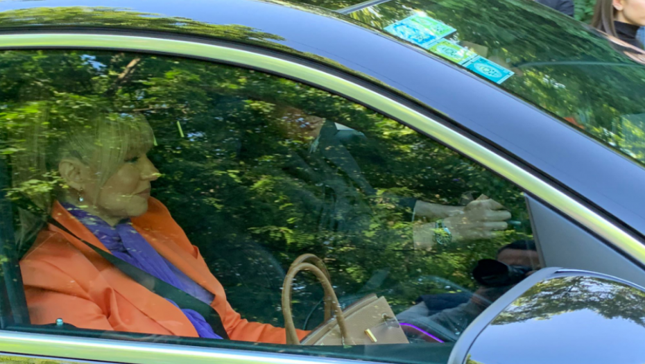 GOSTI POLAKO PRISTIŽU Evo ko se pojavio među prvim zvanicama na svadbi Suzaninog sina (FOTO)