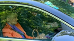 GOSTI POLAKO PRISTIŽU Evo ko se pojavio među prvim zvanicama na svadbi Suzaninog sina (FOTO)