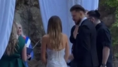 MLADA U VENČANICI SA KRISTALIMA U svečanoj sali sve puca od luksuza, svetiljke i ukrasi u srebrnoj boji