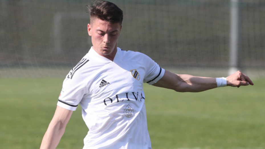 BEZ GOLOVA NA BRDU Remi Čukaričkog i Napretka