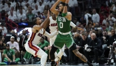 OVDE ĆE TEK DA PUCA Boston uzvratio udarac Majmiju, Džimi kao da nije igrao (VIDEO)