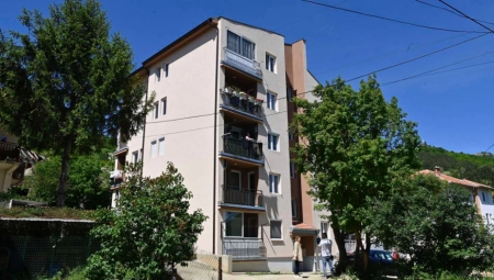 FONDACIJA "GNEZDO" U MITROVICI I LEPOSAVIĆU Donacije za škole, pomoć stanarima koje su zbrinuli u novim zgradama