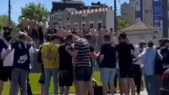 MATURANTI OKUPIRALI FONTANU NA SLAVIJI! Poskidali se i uleteli u vodu